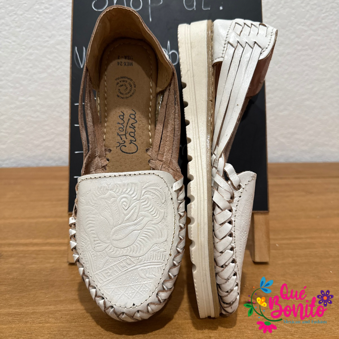 White Engraved Huarache Médium Wide.