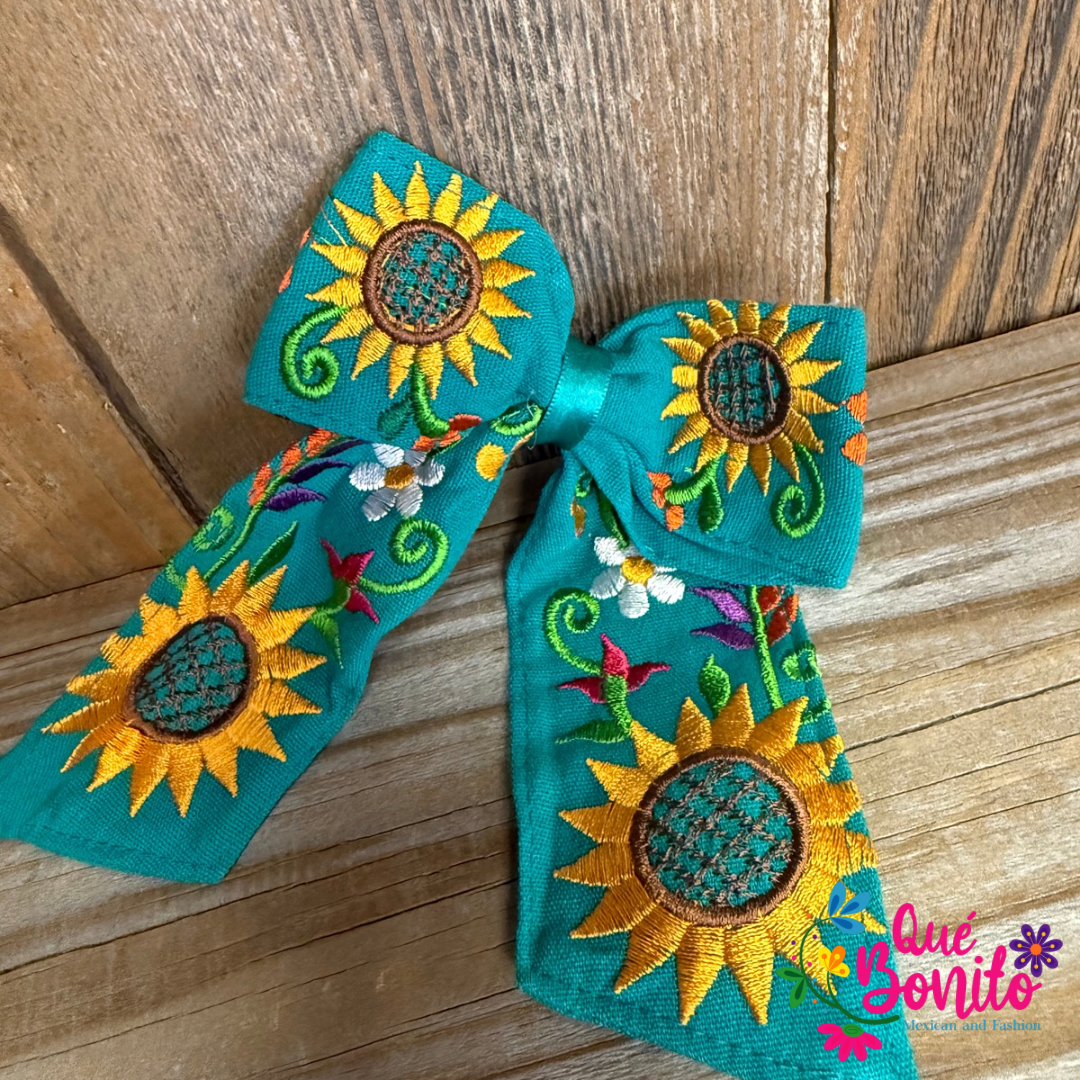 Embroidered Medium Bow with Clip